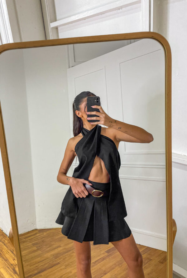 Μαύρο Halter Top σε Ασύμμετρη Γραμμή